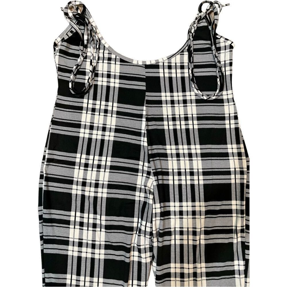 Fashion Nova Women Outfit. 1X - Picture 3 of 4